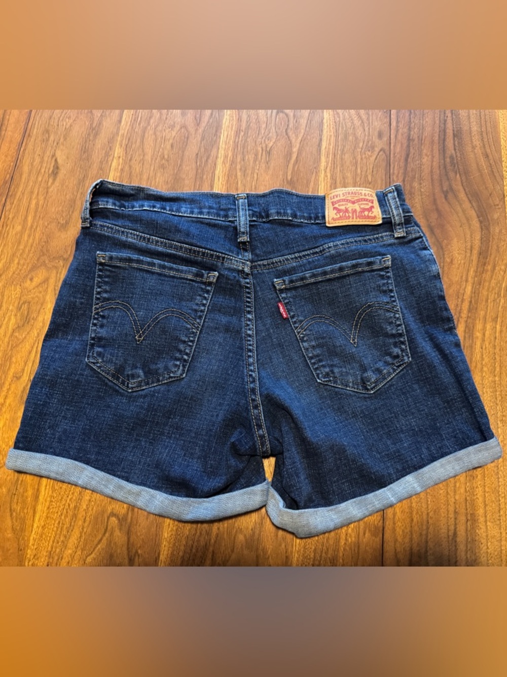Levi’s Mid Length Shorts in EUC, Size 28. 3.5” inseam